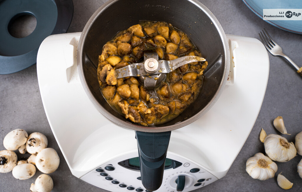 Champiñones al ajillo en Thermomix, una guarnición fácil y rápida para cualquier plato o aperitivo