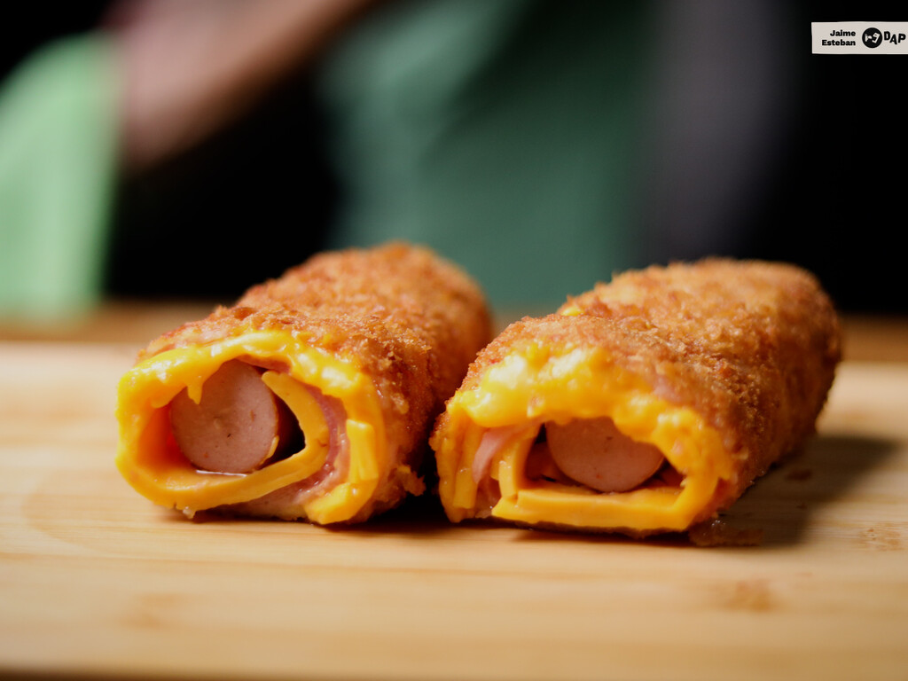 Salchichas rebozadas con beicon y queso: versión libre (pero igual de gocha) del corn dog estadounidense