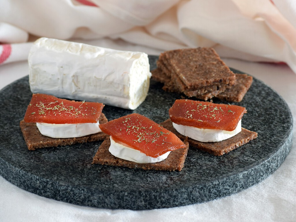 Con solo tres ingredientes y en menos de 15 minutos, este aperitivo con dulce de membrillo es una fórmula ganadora 